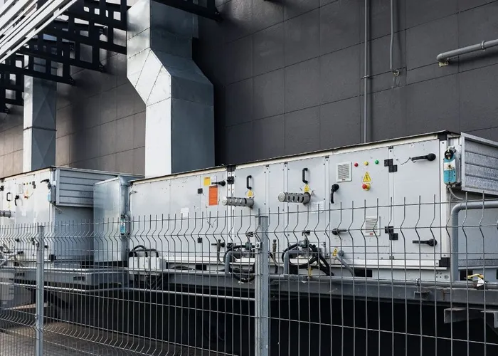 Geradores de grande porte instalados em área industrial