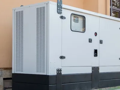 Gerador instalado em ambiente externo, pronto para operação